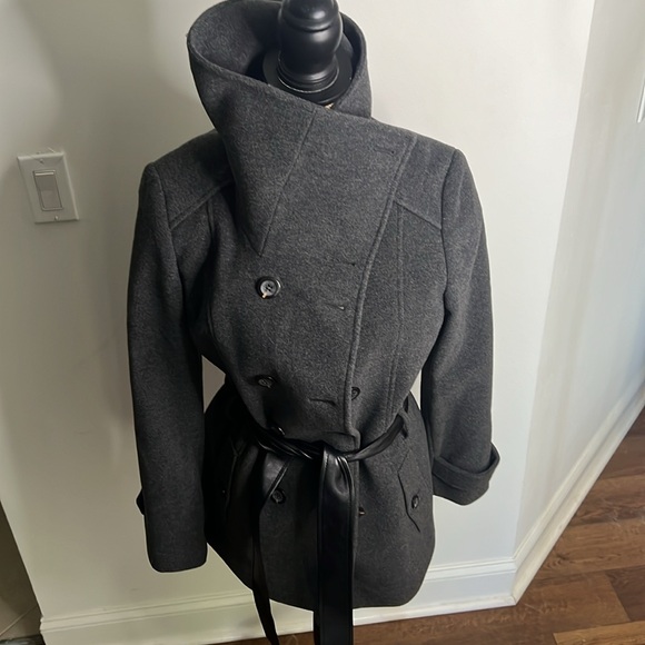 Saks - Picture 3 of 13